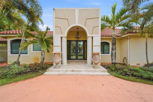 9898 Nw 133rd St, Hialeah Gardens, FL, 33018-1622 | Card Image