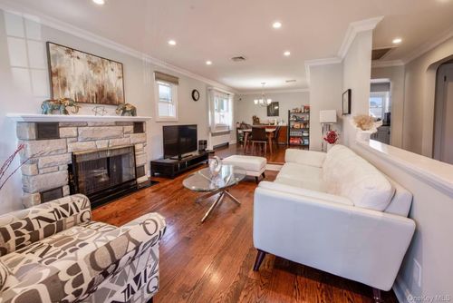 1641 Falmouth Ave, New Hyde Park, NY, 11040-3918 | Card Image