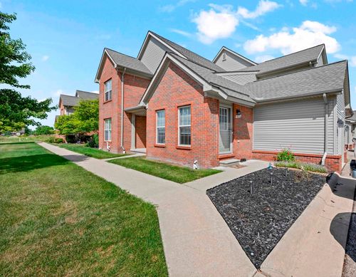 48713 Chelmsford Ct, Chesterfield, MI, 48047-5427 | Card Image