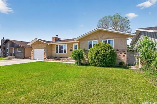 22 Edelweiss Cres, House with 4 bedrooms, 2 bathrooms and 2 parking in Moose Jaw SK | Card Image