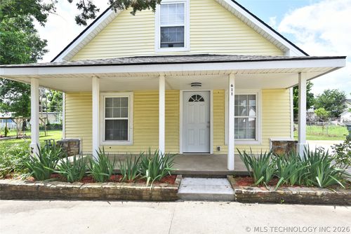 611 E 4th St, Claremore, OK, 74017-8405 | Card Image
