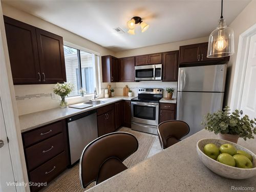 22161 Indian Creek Dr, Farmington Hills, MI, 48335-5542 | Card Image