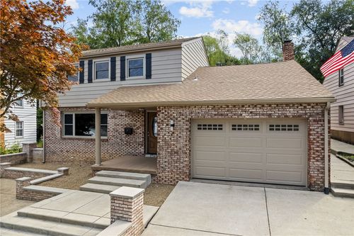 755 Massachusetts St, Ellwood City, PA, 16117-1428 | Card Image