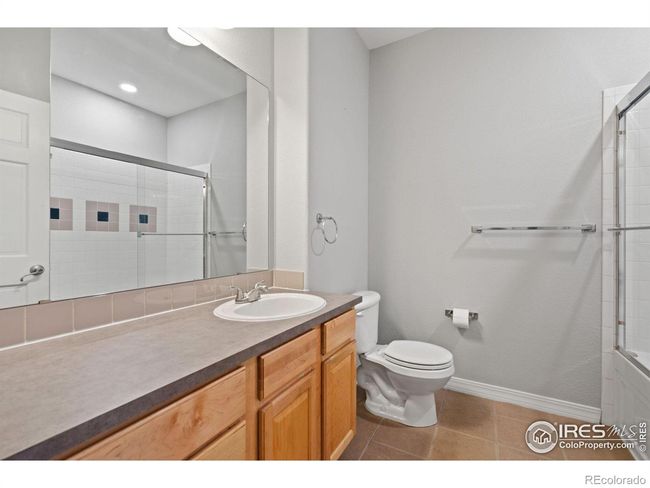Large soaking tub and washer / dryer | Image 16