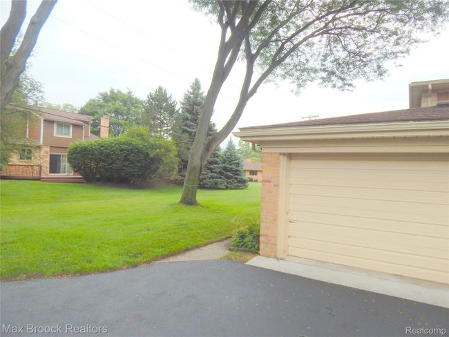 One Car Attached Garage | Image 13