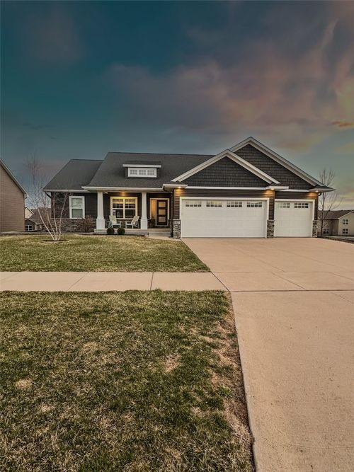827 Shelby Dr, Tiffin, IA, 52340-8200 | Card Image