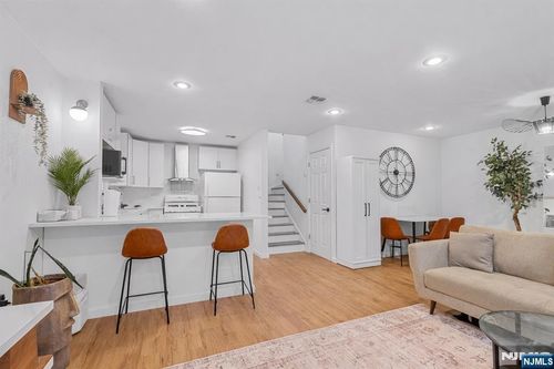 515 44th St, Union City, NJ, 07087-2613 | Card Image