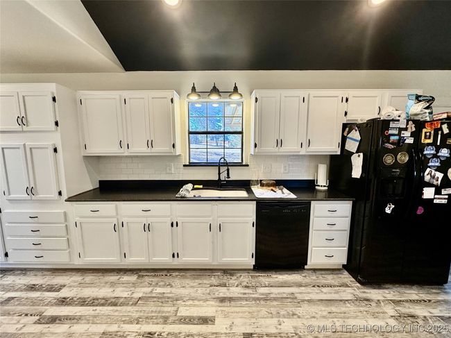 39767 Cedar Hill Cir, House other with 3 bedrooms, 2 bathrooms and null parking in Howe OK | Image 8