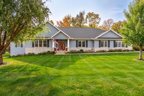 2302 Deer Ridge Cir, Le Claire, IA, 52753-9253 | Card Image