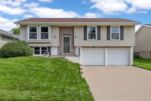 230 Sussex Dr Ne, Cedar Rapids, IA, 52402-1412 | Card Image