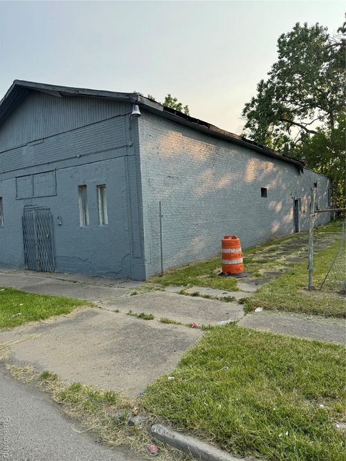 17885 Dequindre St, Detroit, MI, 48212-1049 | Card Image