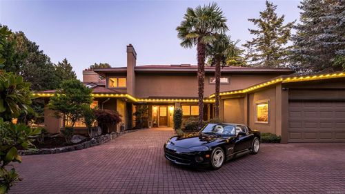 2895 Lansdowne Rd, Victoria, BC, V8R3P8 | Card Image