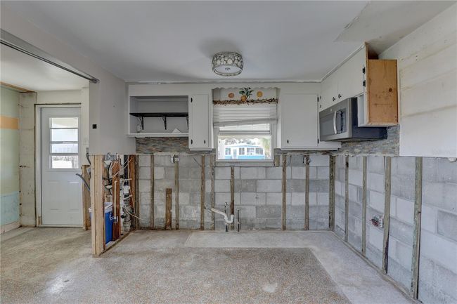 13313 2 Nd St E, House other with 2 bedrooms, 1 bathrooms and null parking in Madeira Beach FL | Image 11
