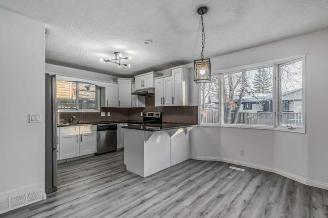 15 Castlebury Way Ne, Home with 7 bedrooms, 4 bathrooms and 4 parking in Calgary AB | Image 11