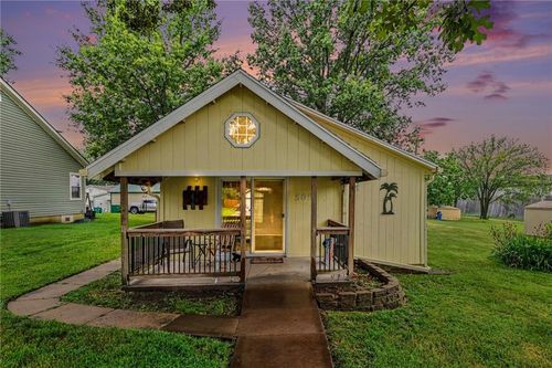 505 W Shawnee St, Paola, KS, 66071-1646 | Card Image