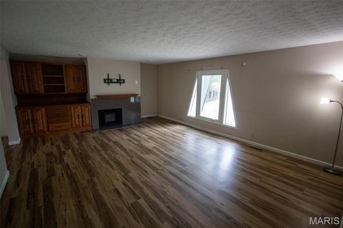 83 Memorial Ct, Highland, IL, 62249-1060 | Card Image