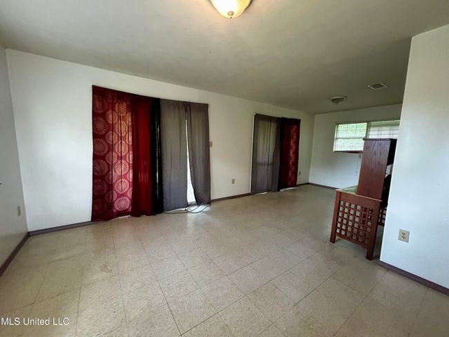 588 Church St. living area | Image 4