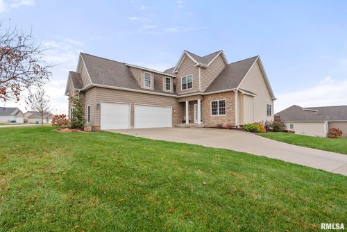27 Blackstone Cir, Le Claire, IA, 52753-7601 | Card Image