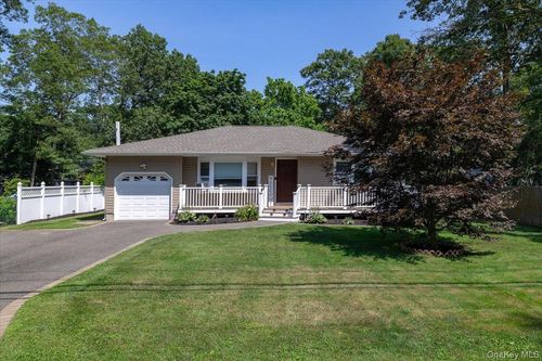 355 Avenue A, Ronkonkoma, NY, 11779-1939 | Card Image