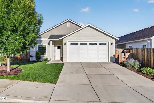 689 Heber Ln, Medford, OR, 97501-1858 | Card Image