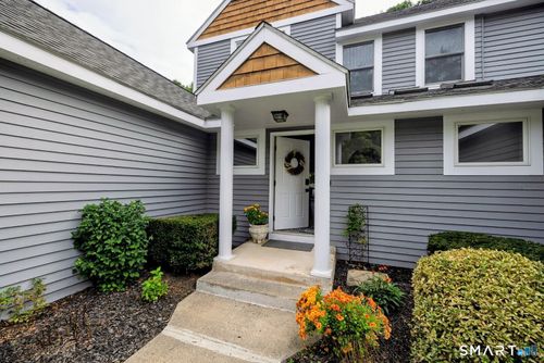 40 Riverwalk Dr, Weatogue, CT, 06089-9612 | Card Image