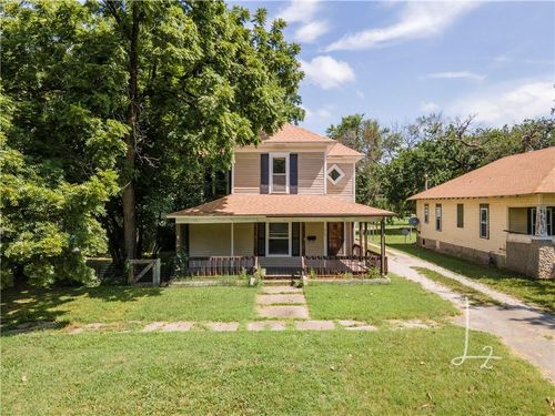 910 Illinois St, Neodesha, KS, 66757-1454 | Card Image