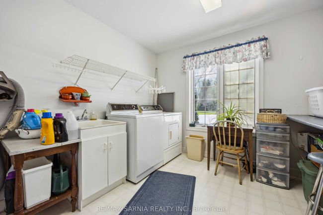 35 Frances Dr, House other with 6 bedrooms, 3 bathrooms and 4 parking in Forest ON | Image 20