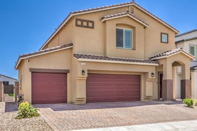 Nice curb appeal and 3 car garage | Image 2