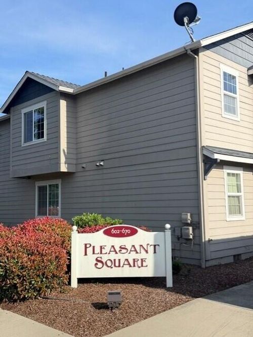 668 Midway Road, Medford, OR, 97501 | Card Image