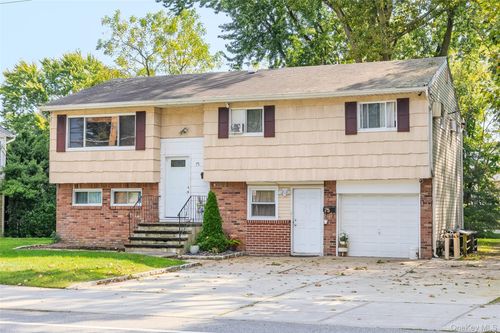 75 Oak St, Amityville, NY, 11701-3043 | Card Image