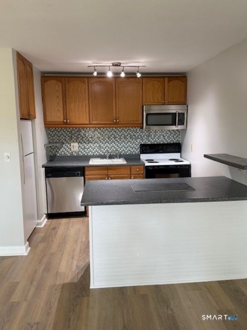 16d-239 Old Farms Rd, Avon, CT, 06001-2216 | Card Image