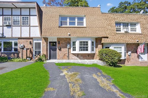 8 Roundtree Ct, Beacon, NY, 12508-2118 | Card Image