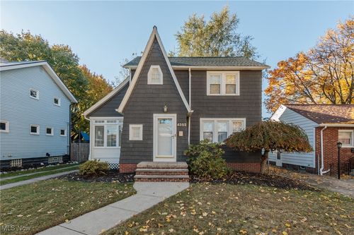 4352 W 211th St, Fairview Park, OH, 44126-1509 | Card Image