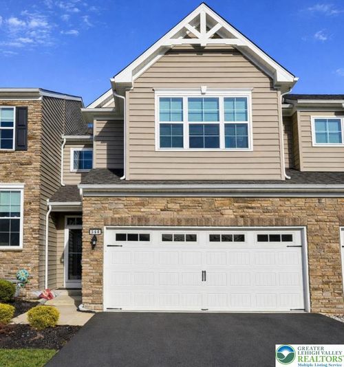 560 Gray Feather Way, ALLENTOWN, PA, 18104-8304 | Card Image