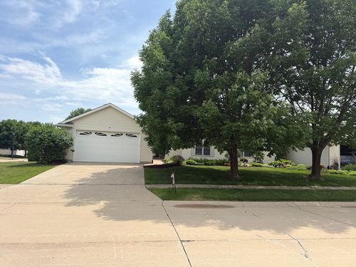 34 Madison Cir, Davenport, IA, 52806-2812 | Card Image