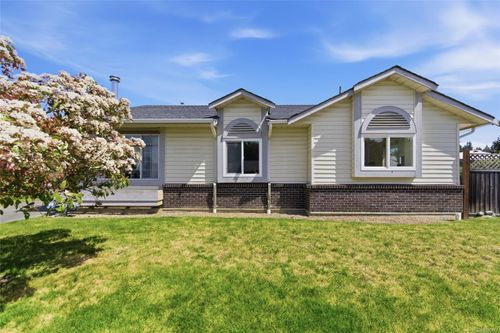 670 Arbutus St, Qualicum Beach, BC, V9K1K1 | Card Image