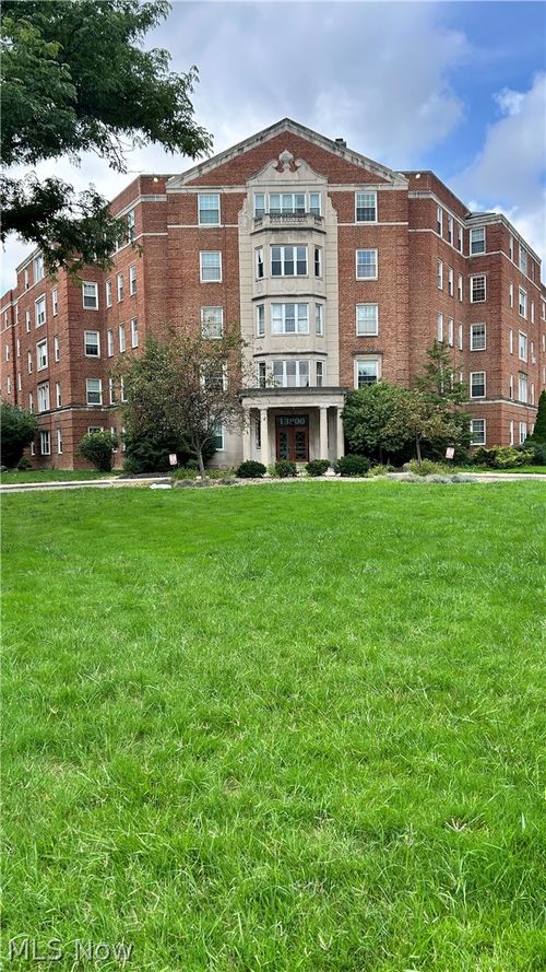 318-13800 Fairhill Road, Shaker Heights, OH, 44120 | Card Image