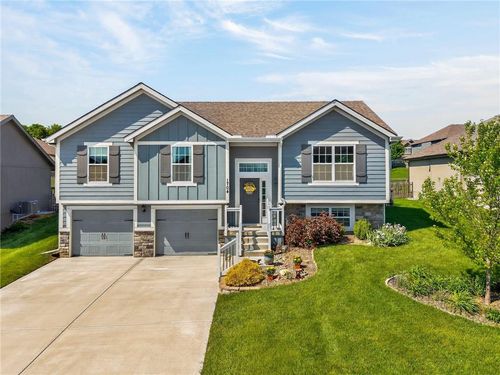 1704 Chestnut St, Kearney, MO, 64060-8284 | Card Image