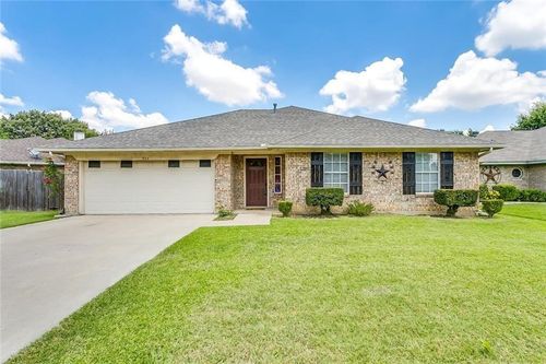 904 Vicksburg Ln, Burleson, TX, 76028-7407 | Card Image