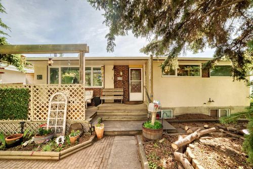 6108 Lloyd Cres Sw, Calgary, AB, T3E5V7 | Card Image