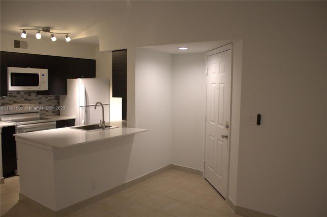 APT-3203 - 2826 S University Dr, Condo with 1 bedrooms, 1 bathrooms and null parking in Davie FL | Image 5