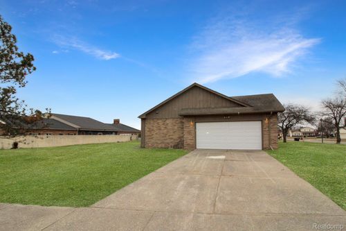 37802 Bloomfield Dr, Livonia, MI, 48154-1128 | Card Image