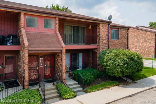 8b-23788 Village House Dr N, Southfield, MI, 48033-2615 | Card Image