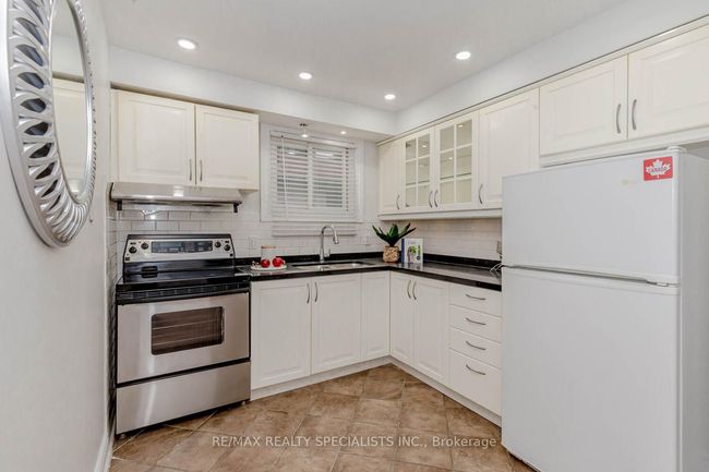 39 Seaborn Rd, House attached with 5 bedrooms, 2 bathrooms and 4 parking in Brampton ON | Image 9