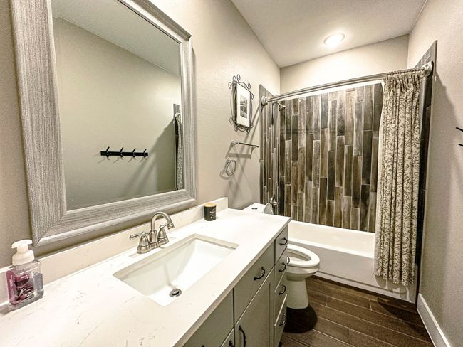 Hallway Bathroom | Image 23