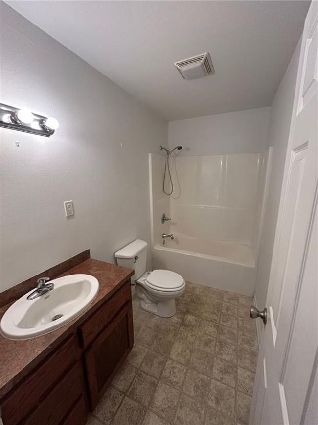 211 N Walnut St, House other with 3 bedrooms, 2 bathrooms and null parking in Opelousas LA | Image 5