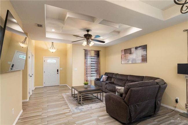 Open floor perfect for Entertaining | Image 5