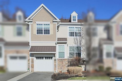 4 Masterson Ct, Waldwick, NJ, 07463-1136 | Card Image