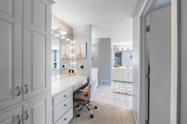 Owners bath with makeup desk | Image 55