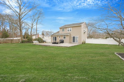 5 Donna Ct, Selden, NY, 11784-4040 | Card Image